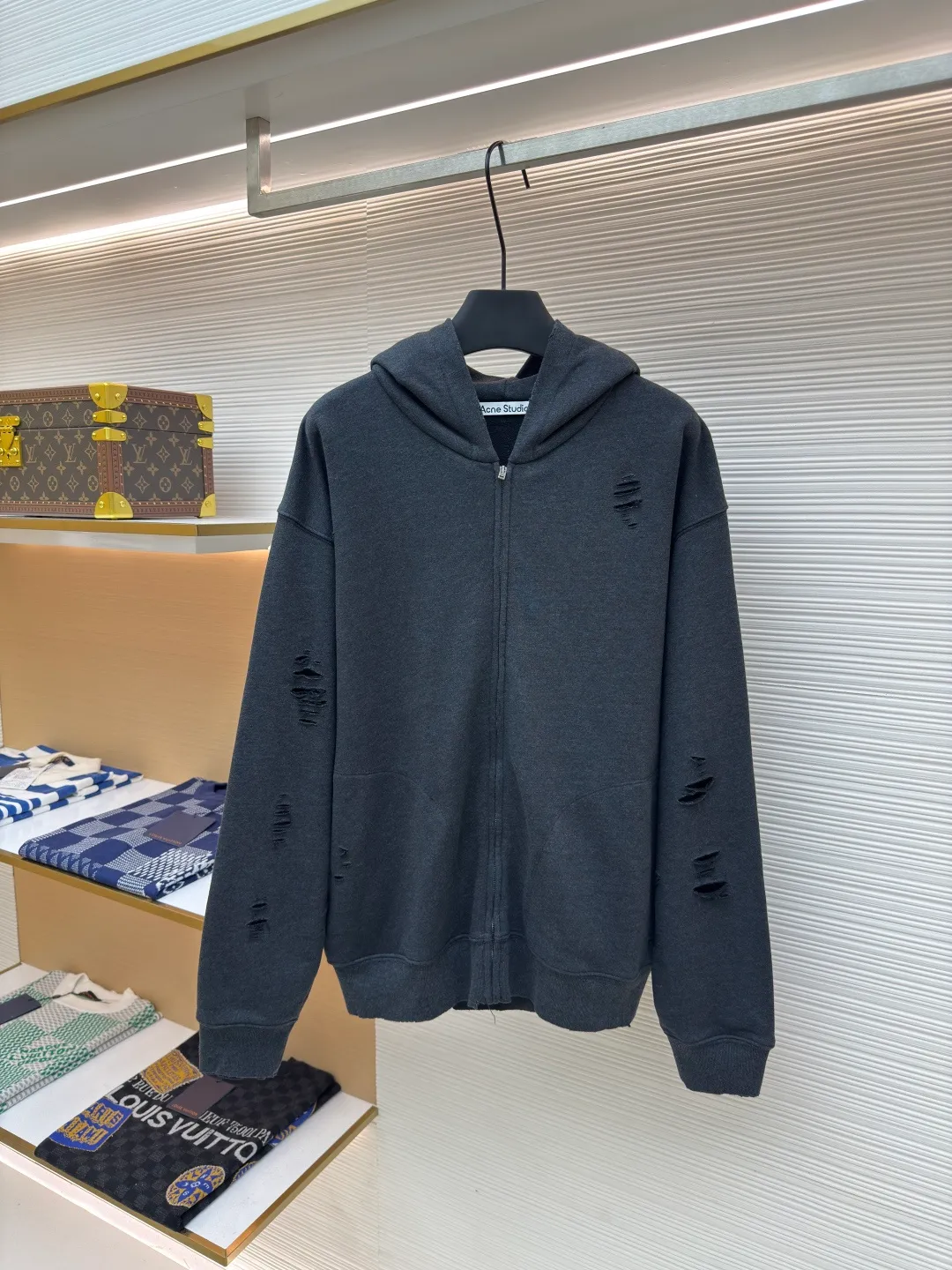 Acne Studios ripped distressed logo zipper jacket ●Authentic product: 4500 purchased and developed ●Item number: 1680386-B35 ●Fabric: Dream double-strand cotton plain fabric ●Technology: Distressed printing ●Version: Loose version ●Weight: about 685 grams ●Size: S-M-L-XL ●Description: Customized dream double-strand cotton plain fabric with excellent texture and comfortable skin fit The main color is deep black, which is like the mottled rust on ancient copperware. The unruly soul of AcneStudios is engraved on the chest. The clever integration of hole elements and wanton swaying on the black canvas is a deliberate rebellion and a break away from the shackles of tradition. It is unique in the wave of trends. Glue printing is used. The chest printing is modified three times with the film screen. The glue liquid paint is used to print the pattern on the fabric. The fabric is baked to fix the printed pattern. Many parts of the body of the garment are worn and worn by pure artificial regularity, and hand brush marks are added to the surface of the garment to add texture and depth to imitate the texture of natural wear and tear. The fabrics have been washed to give them a better feel and texture. They are not easy to deform, shrink or fade, and maintain their long-lasting beauty. The overall color is consistent with no color difference. It can be matched with the same style to create a fashionable look, and can be used in various occasions. Customized accessories, complete with three standards, the same style for men and women!